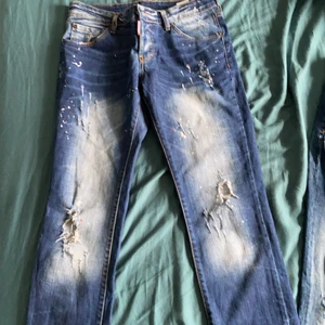 Dsq jeans äkta - Säljer mina jeans pågrund att dom bara ligger där eftersom jag växt ut som finns ej kvitto eftersom fick dom som present av en släkting men dom är 100% äkta. Pris kan diskuteras.