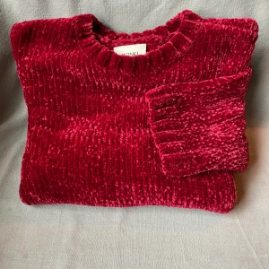 Röd mjuk tröja ❤️ - Världens mjukaste material och så fin röd färg! Använd fåtal gånger, bra skick! Köparen står för frakten ✨