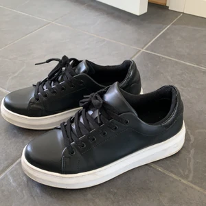 Skinn sneakers - Ett par snygga sneakers i skinn imitation. De är använda lite men det är fintskick men det finns tecken på användning vid sulan. Frakt tillkommer 💕 Hör av er vid intresse/frågor!