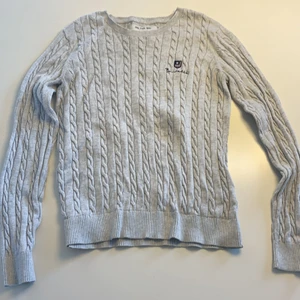 Kabelstickadtröja bondelid - Grå kabelstickad tröja från bondelid i fint skick. Använd vid fåtal tillfällen 