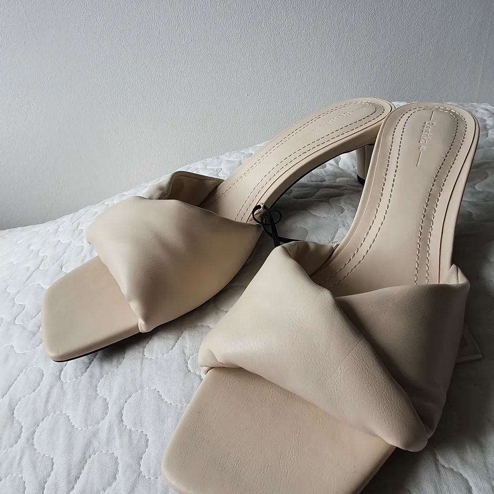 Säljer dessa HELT OANVÄNDA lågklackade sandaler i storlek 40 från Berhska. Klacken är 5 cm hög. Nypris 359 kr säljer för minst 300 kr. Skor.
