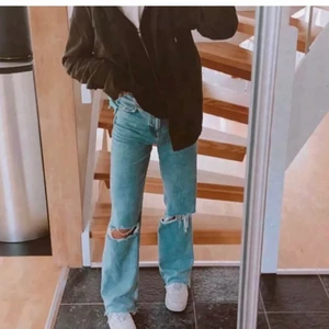 Zara jeans full lengt  - Snygga zara jeans med slitningar på knäna!