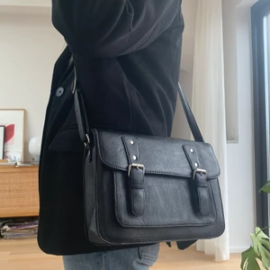 Svart väska - Svart läder väska med silver detaljer🤍 den är rymlig och är nästan som ny. Bandet är reglerbart.                 