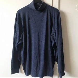 Oversized polotröja  - Oversized för mig som är xs, blå polo med mindre krage. Gammal model sedan 15-20 år tillbaka 