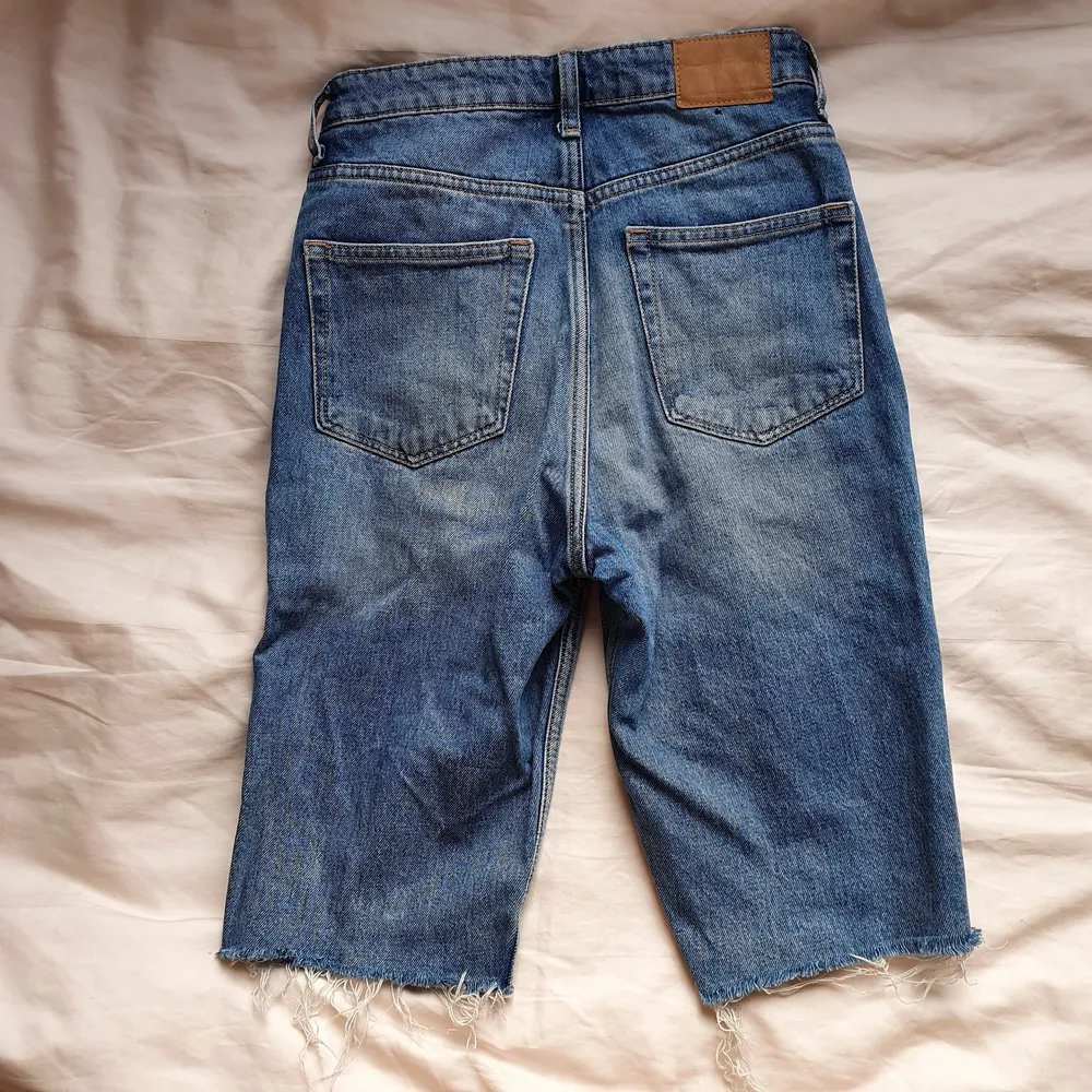 Jeansshortsen är i storlek 36 vilket jag burkar ha men dem är lite försmå för mig så skulle säga att dem mer är som en 34 i storleken. Dem sitter figurnära och slutar lite över knäna på mig som är 170 cm. Frakt tillkommer 📦. Shorts.