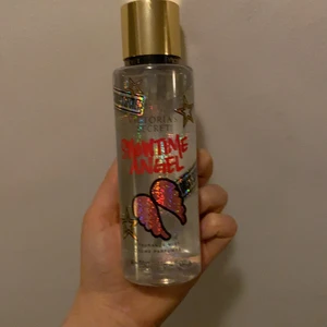 Victoria secret parfym som är nästintill oanvänd❤️ - Säljs då den inte kommer till användning❤️ ordenariepris 180k(när jag köpte den)