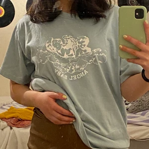 ”angel baby” t-shirt - Lite vintageaktig tröja med ett ängelstryck från shein! SÅ cool tröja med tyvärr inte riktigt min stil längre :/ Använd ca 5 gånger och är därför (i princip) felfri ✨ 