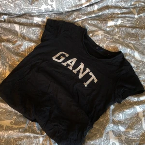 T-shirt - GANT t-shirt, använd fåtal gånger. Som ny i skicket💞