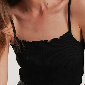 EXCELLENT USED CONDITION NA-KD BABYLOCK BLACK SINGLET XS S LINNE BLACK - Nypris 179kr. Ribbed Babylock Singlet. This top features cropped length, a ribbed singlet design with a babylock, thin, non adjustable shoulder straps and a stretchy slim fit. Materials: 95% Cotton, 5% Elastane. No holes, tears, rips, stains, snags, fading, shrinkage. Vibrant colour and not washed out. Smoke and pet free storage space. No other flaws to note. Happy to bundle. Will gladly take more pics.   Disclaimer: Please expect some general wear in all secondhand pre-owned items as they have lived a previous life, so do not expect a mint item. **TRACKED SHIPPING VIA POSTNORD** 