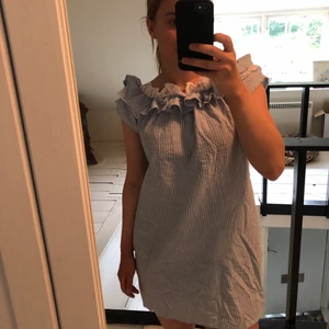 Klänning/blus - Jättesöt klänning/blus! Storlek S-M skulle jag säga, den sitter fint på mig som har XS-S men den är väldigt stretchig, så skulle säkert passa om man vanligtvis har M. Kan bäras som off shoulder eller uppe på axlarna☺️ kan skicka mot fraktavgift! 🥰