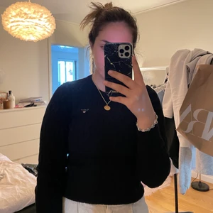 GANT kabelstickad tröja - En jättefin kabelstickad tröja från GANT som var jätte trendig förut! Säljer då det inte riktigt är min stil längre. Den är i storlek S men passar även XS/M beroende på hur man vill att den ska sitta. Svart färg och verkligen super skön. Superbra skick!