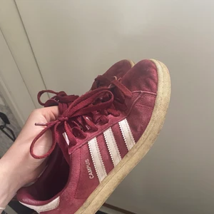skor - vinröda adidas skor , säljer för att dem är för små ❤️ 