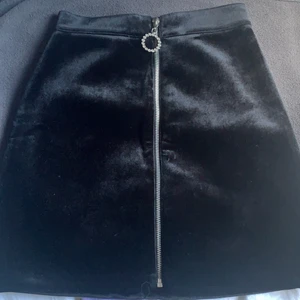 Kjol - Kjol från H&M som jag inte har fått användningen av och dessutom säljer. 