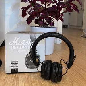 Svarta Marshall headphones som använts ca 5 gånger på 4 år. Säljer just av den anledningen att de inte kommer till användning. Orignialsladdar tillkommer. 
