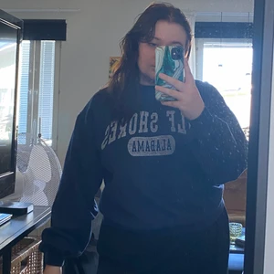 Crewneck - En cool vintage crewneck köpt på beyond retro! Passar normalt som mig som är en XL men är nog också fin oversize på mindre storlekar! Frakt tillkommer efter vägning eller hämtas i Umeå!