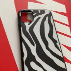 ett svart zebra mönstrigt mobilskal från dollarstore i oskarshamn. Jag köpte det till min röda iphone 11 fast jag inte tyckte färgen passade så snyggt så därför säljer jag den. Använd typ 1 gång