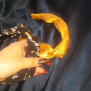 Diadem  - Diadem ifrån Lindex, kostade 149 kroner styck så 300 tillsamans men säljer nu båda för 55 kroner. 