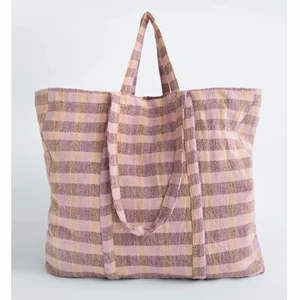 Rutig shoppingväska/tygväska - Rutig shoppingväska/tygväska. Aldrig användt, säljes pga ångrat köp