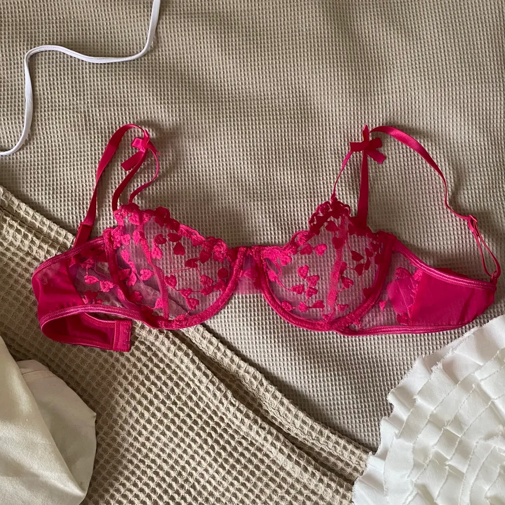 Superfin bralette! Ingen storlek står på men jag skulle säga storlek s (passar b/c kupa)💗. Toppar.