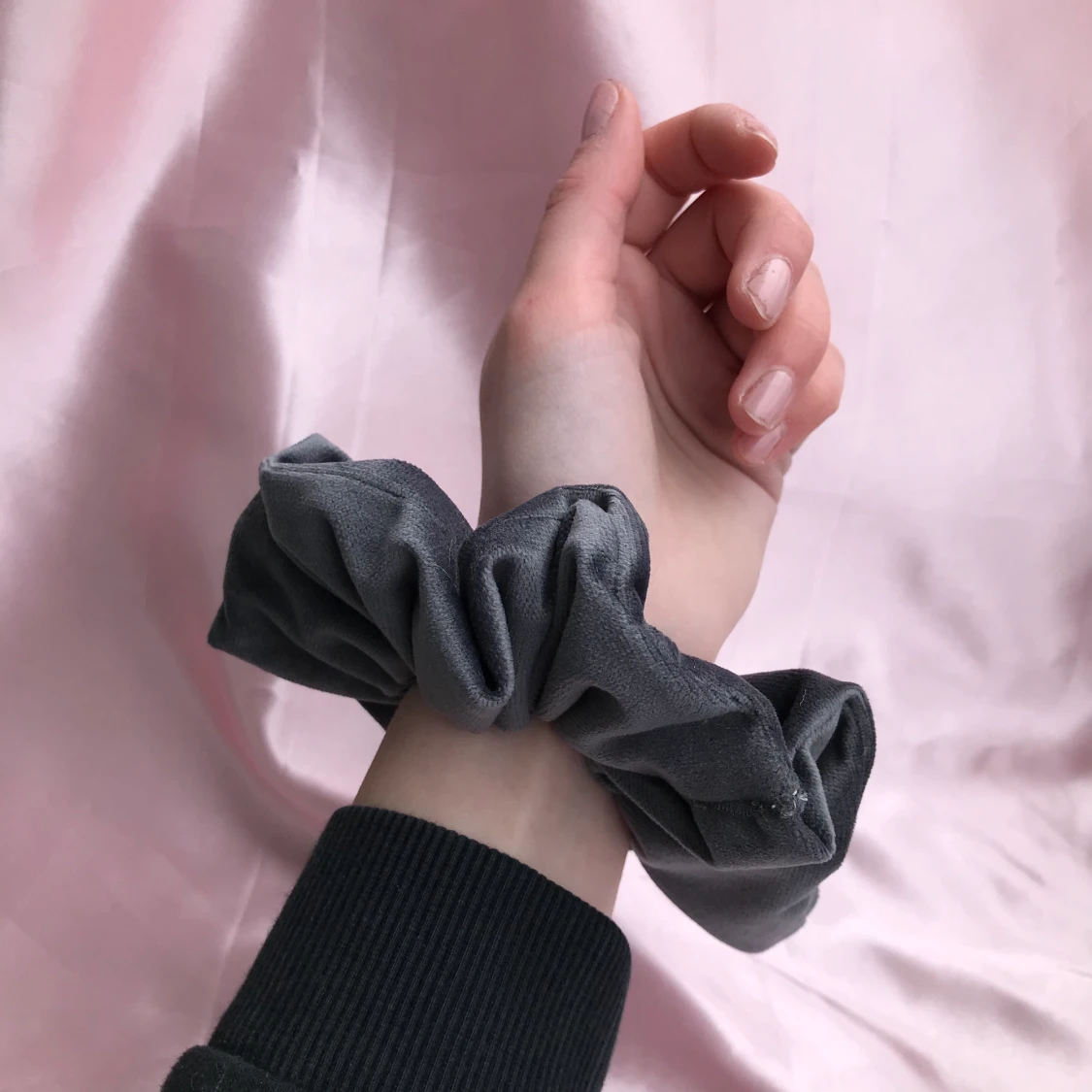Scrunchie mörkgrå - 90