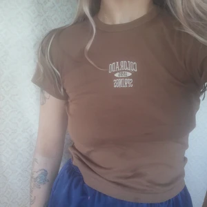 Babytee urban - 🦋Babytee från Urban outfitters inköpt nyligen för 22€ men kände att den satt för tajt. Två fettfläckar på nedre delen som jag ej fått bort i tvätten. Samfraktar gärna! Kan också mötas upp i Göteborg och annars står köpare för frakt. 🦋