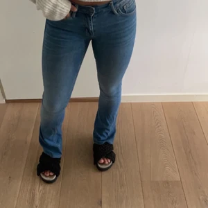 Lågmidjade jeans - Säljer dessa pga att jag tycker dem sitter lite för tight på just mig som vanligtvis har 36-38 på byxor. Waist 26 length 33. Passar xs-m beroende på hur man vill att dem ska sitta.
