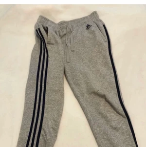 Adidas mjukis💕 - Använd fåtal gånger!!❤️ köpta på plick för 350, mitt pris 130+ frakt!😍  helt ok skick! Små två svarta prickar 