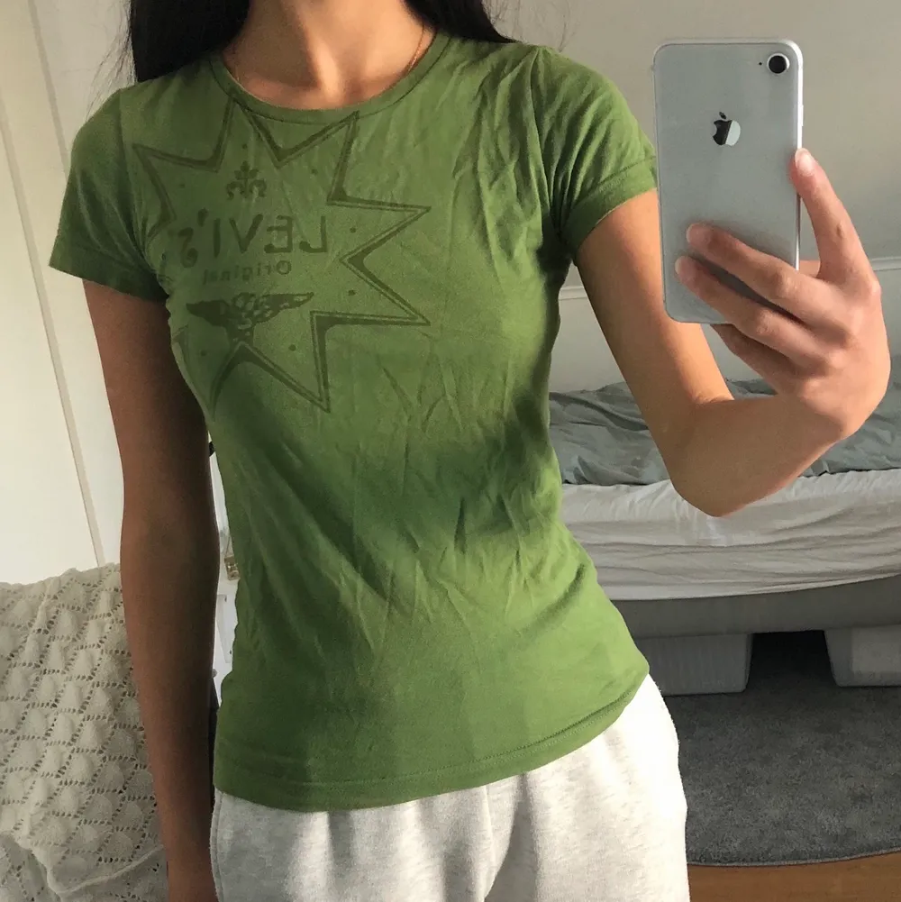 Jättesöt vintage Levi’s t-shirt!💚💚 Köp gärna flera saker från min sida för att tjäna på frakten! Säljer mycket billigt💕. T-shirts.