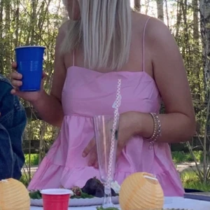 Rosa klänning - Rosa klänning från HM som är slutsåld. Jättefin nu på sommaren, sitter jättebra 💕den är kort!