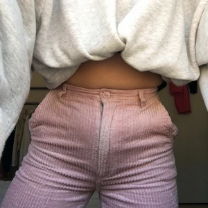 Rosa byxor - Säljer pågrund av att de är lite små i midjan, väldigt snygga och sköna att ha på, inga fläckar eller liknande. Köparen står för frakt om mötas inte kan ske.
