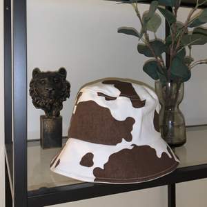En hatt i ko-mönster 
