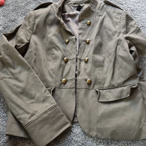 Jacka grön med stora knappar  - Kort jacka, grön med stora knappar och fickor i storlek 44