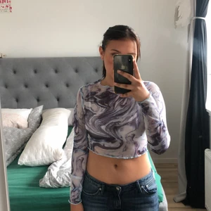 storlek s - en super fin tröja. jag säljer den pågrund av att jag aldrig använder den. kom privat för mer bilder!❤️