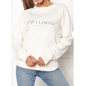 Sweatshirt  - Säljer denna sweatshirt från Acqua Limone pga att den aldrig används. Tröjan är i storlek S och fint skick! Skriv vid eventuella frågor eller för fler bilder. En liten frakt på 60 kr tillkommer:)