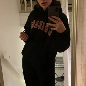 ✨Chicago hoodie✨(strl M) - Snygg Chicago hoodie m röd text som jag säljer pga att den nt kommer t användning. Pris kan diskuteras. Köpare står för frakt💘