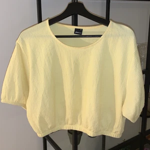 Topp - En jättefin gul topp, passar perfekt nu i sommar. Köpte den i betydligt större storlek för ville ha den oversized (den är XL, jag bär vanligtvis S)