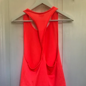 Träningslinne  - Tröningslinne med skruvad rygg. Från H&M Sport. Storlek S 