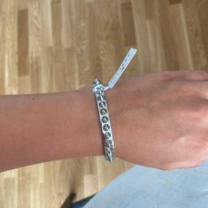 Säljer mitt nyinköpta armband från Edblads då jag har ett liknande och ej kan lämna tillbaka det. Den är i stl S och är sann i storleken.  Säljer endast vid bra bud😊💛      NYPRIS:450kr! 