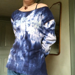tiedye tröja med tryck!  - Mörkblå tiedye tröja från 90talet med tryck på bröstet. Gula synliga sömmar. Strl L. Jag på bilden brukar bära S.  Alternativt skulle man kunna sy in den eller sy om till något annat, ex ett linne eller t-shirt. Bröstvidd: 110cm. Kolla gärna in mina andra annonser, samfraktar! 💙