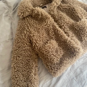 Zara teddyjacka, storlek S - Mysig teddy jacka från zara, köpt en vinter sedan. 