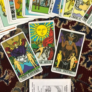 Klassiska tarot kort - Super fina tarot kort som jag har haft länge. Dom är lite slitna men ändå i bra skick. Förpackning har som mest slitage (vilket syns i bilden) 😊 Det finns en bok som jag har där det står allt om alla kort och den ligger på 150kr