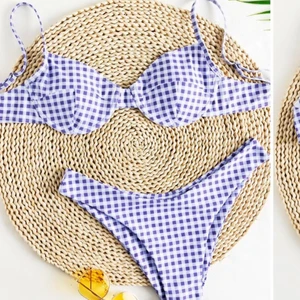 helt ny blåa vit rutig bikini  - Helt ny blå vit rutig bikini i storlek M från Shein. Den är aldrig använd och därför i väldigt bra skick. Buda från 60kr + frakt eller köp direkt för 95kr+frakt. Frakten ligger på 30kr