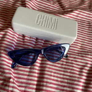Ett par chimi solglasögon i nyskick. Glasögonen är i cateyemodell, och har originalpris 399:-. Du får med allt på bilden.