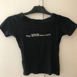 Svart t-shirt - Kort svart t-shirt i tajt modell, passar storlek XS. Har några få år på nacken men är i väldigt bra skick🌸