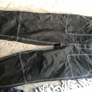 Svarta byxor  - Svarta jeans byxor med vit söm 