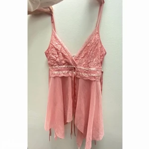 Nattlinne - Jättefin vintage topp/nattlinne från Ginatricot. Storlek L men passar på mig som normalt sett har s/xs! Skriv privat för mer info☺️ ❕Pris + Frakt❕