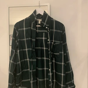 Rutig skjorta - Superfin skjorta från HM, knappt använd. Fraktar endast