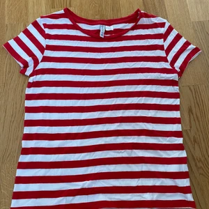 T-shirt  - Säljer denna nästintill oanvända t-shirt från H&M i storlek S, passar även M