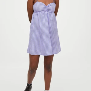 Lila klänning - säljer denna lila rutiga klänning ifrån h&m, säljer eftersom den är för liten och råkade dra bort prislappen (kan alltså inte lämna tillbaka) men jätte fin klänning i storlek 36, säljer för 70kr + frakt