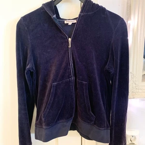 ÄKTA Juicy Couture tröja  - Jag säljer min äkta Juicy Couture tröja i storlek XL (skulle däremot säga att den sitter som en M). Inköpspris var 1500 kr, säljer den nu för 349 kr. Den är i ett mycket gott skick!